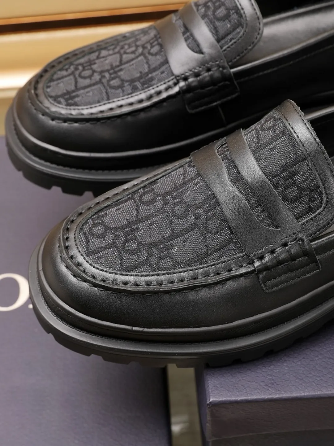 Factory P460💰[Dior] men's classic Loaf leather shoes🇺🇸 are on sale at the same time, original Italian brand · brand totem cloth sewn with brand cloth label · paired with calfskin · (high-end, extravagant and classy) exquisite workmanship (original lining) sole: original factory special rubber concave and convex outsole ⚠️ outsole. Comfortable, wear-resistant, non-slip, real shot 🎬 Can be worn with casual clothes or suits. Size: 38-44 (46.46 customized)